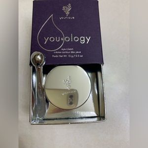 Younique eyecream with applicator